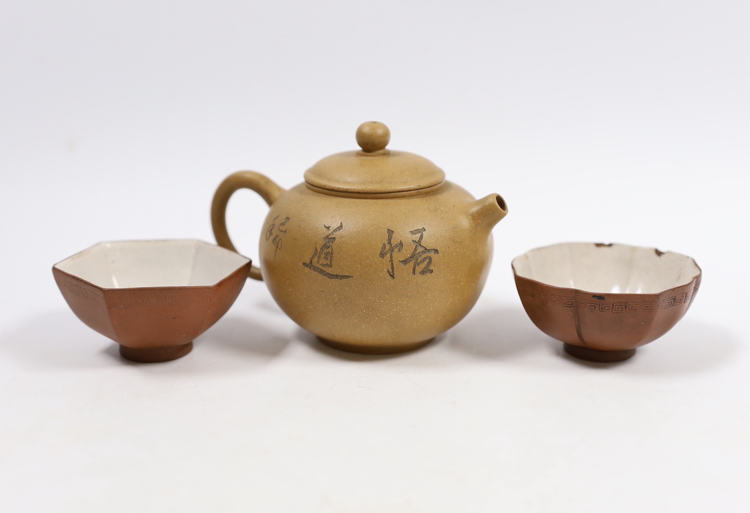 A Chinese Yixing teapot, seal mark to base and two enamelled cups